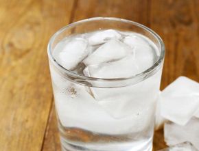 Alasan Jangan Minum Air Es di Tengah Cuaca Terik