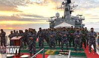 Usai Salat Idulfitri di Tengah Laut, Prajurit KRI Yos Sudarso–353 Tabur Bunga Kenang Nanggala-402