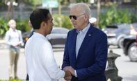 Momen Presiden Biden Tersandung dan Dibantu Presiden Jokowi Saat Berkegiatan di Taharu Bali