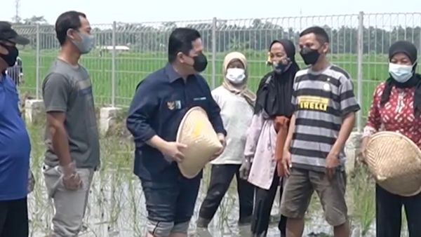 Girangnya Erick Thohir Ketemu Interisti di Tengah Sawah di Kebumen