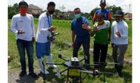 Menginspirasi, Petani Kalasan Gunakan Drone untuk Menyemprot Hama