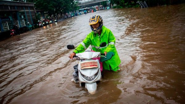Jangan Panik, Berikut Tips Mengatasi Motor yang Terendam Banjir