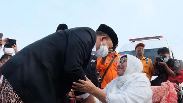 Tangis Ibunda Anies Baswedan Tak Terbendung Ketika Salat Id di Jakarta International Stadium