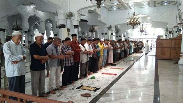 MUI Sudah Izinkan Salat Jumat, Tarawih, dan Ied Terapkan Saf Rapat di Masjid