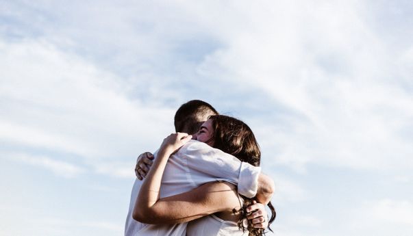 Posisi Pelukan Seperti Becinta, Jadi Hangat dan Makin Mesra