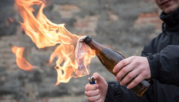 Berita Kriminal: ASN Diduga Lempar Molotov ke Pendopo Bupati Ketapang Tepat saat Acara Pengambilan Sumpah Jabatan