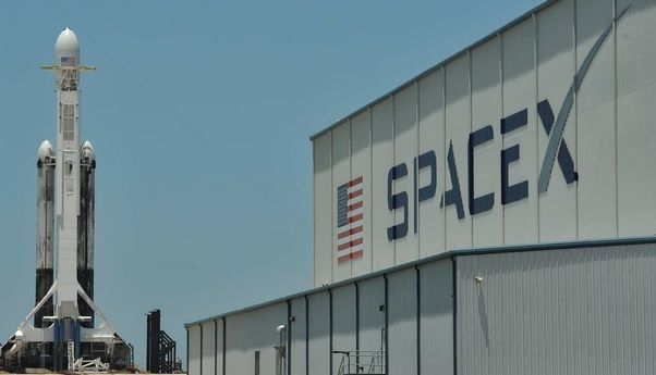 SpaceX Bakal Jadi Agen Wisata Luar Angkasa