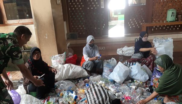 Babinsa Dampingi Ibu-ibu  Mitra Wilayah Memilah Sampah Anorganik 