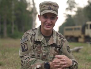 Anggota Militer AS Cantik Ini Bikin Kaget Tentara Indonesia karena Lancar Bahasa Indonesia