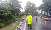 Gara-gara Rokok, Mobil Hantam Pembatas Jalan di Kulon Progo