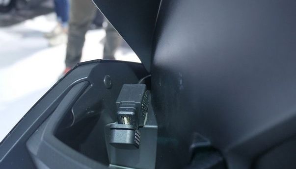 Anti Ngedrop, Pakai Motor Matik dengan Charger HP Ini