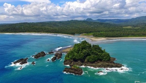 Keunikan Pantai Fari’i Desa Hilimberua Na’a di Nias Barat