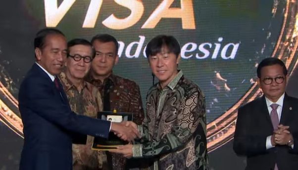 Presiden Jokowi Berikan Golden Visa Perdana untuk Shin Tae-yong