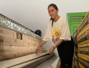Kisah Pramugari Cantik Rere yang Banting Setir Jadi Tukang Jualan Plavon