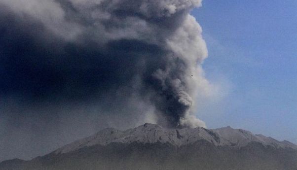 10 Penerbangan Dibatalkan, Hujan Abu Vulkanik Gunung Raung Masih Terjadi