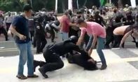 Polisi yang Banting Mahasiswa Saat Demo Ditahan Bidpropam Polda Banten, Dijerat Pasal Berlapis