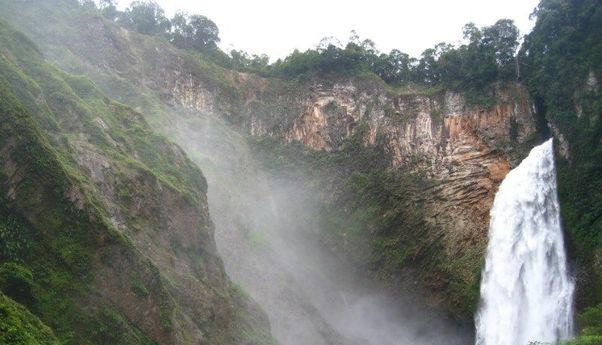 Air Terjun Sipulak di Pakkat Hauagong Punya Ukuran yang Mantap