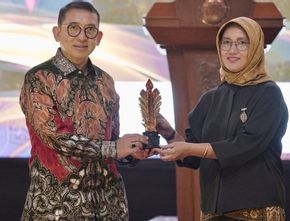 Menbud Fadli Zon Terima Anugerah Praba Nawasena Budaya 2025 dari UNS