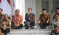 Gaya Duduk Presiden Jokowi Saat Memperkenalkan Para Menteri di Kabinet Indonesia Maju, Viral!