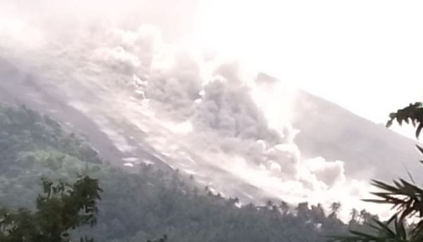 Gunung Karangetang Semburkan Awan Panas Sejauh 2 Kilometer, Belasan Warga Dusun Bolo Diungsikan