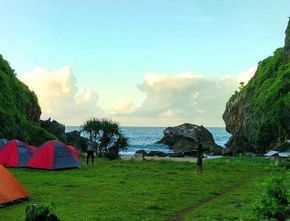 Daftar Tempat Camping di Pantai Jogja dengan Panorama dan Keunikan Masing-Masing