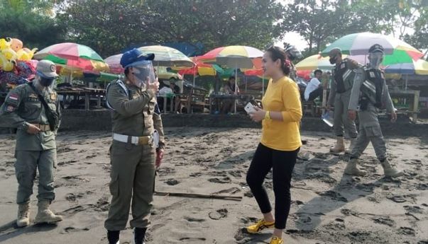 Gelar Razia, Satlinmas: Banyak Wisatawan Pantai yang Bawa Masker, Tapi Diumpetin