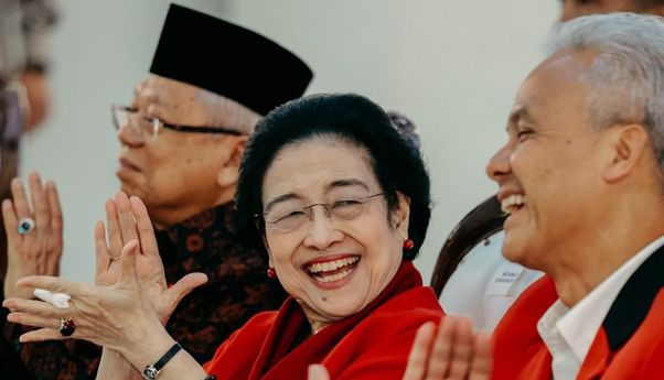 Ultah ke-77 Megawati, Ganjar Doakan Selalu Sehat dan Bahagia: Salam Metal Bu, Menang Total