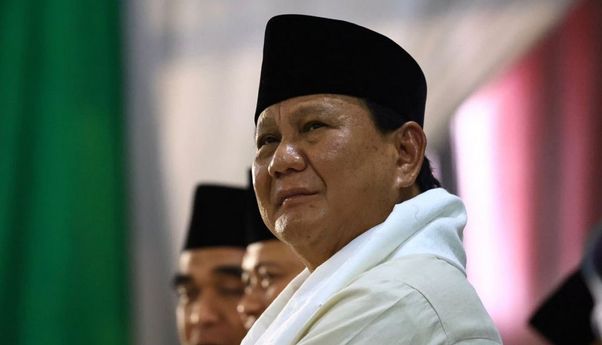 Viral! Prabowo Berikan Jam Tangan Hingga Baju yang Dipakainya ke Warga di Acara Cak Nun