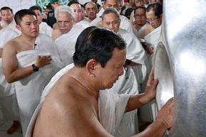 Momen Presiden Prabowo Laksanakan Umrah: Masuk Ka'bah dan Cium Hajar Aswad