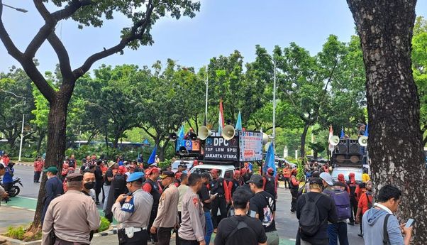 Buruh Berdemonstrasi di Balai Kota, Minta Heru Budi Naikkan UMP 2024 Jadi Rp5,6 Juta