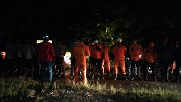 Tak Kuat Nanjak, Mobil Pikup yang Angkut Makanan Ayam Jatuh ke Jurang di Bone