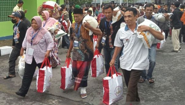 Berkunjung ke Bulog Bantul, Jokowi Bagikan Beras ke Warga: Diberikan Januari, Februari, dan Maret
