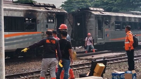 Tiga Gerbong Kereta Api Cadangan Terbakar di Stasiun Tugu Yogyakarta