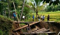 Jembatan Gowong-Watuduwur Ambruk, Warga Gotong Royong Bangun Akses Perlintasan Sementara