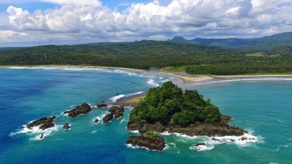 Keunikan Pantai Fari’i Desa Hilimberua Na’a di Nias Barat