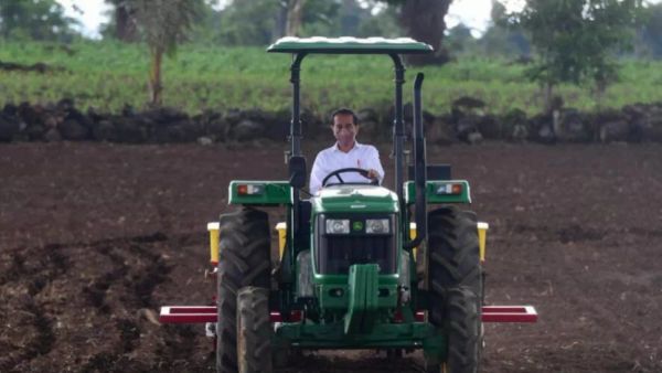Jokowi Sibuk Main Traktor, Walhi Sebut Presiden Tak Peduli dengan Bencana di Kalimantan
