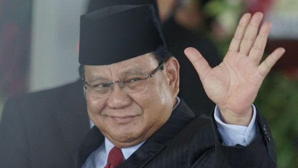 Tanggapi Soal Pemimpin Rambut Putih, Prabowo Pamer Uban: Ini Putih Banyak Kan?