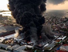 Berita Jateng: Kebakaran Besar Melanda Gudang Polytron di Demak, Butuh 15 Jam untuk Menjinakkan Api