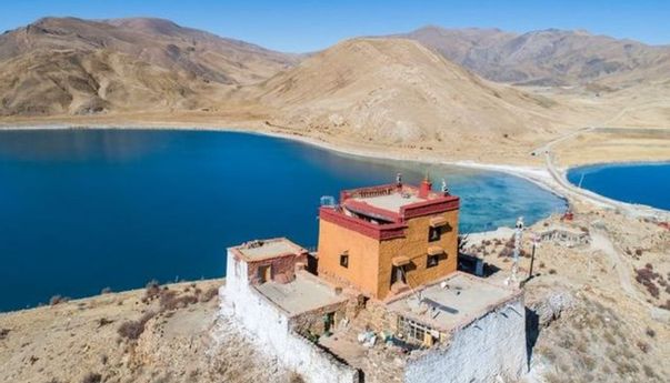Sosok Biksu Paling Kesepian di Tibet yang Hidup Sendirian di Kuil Terasing