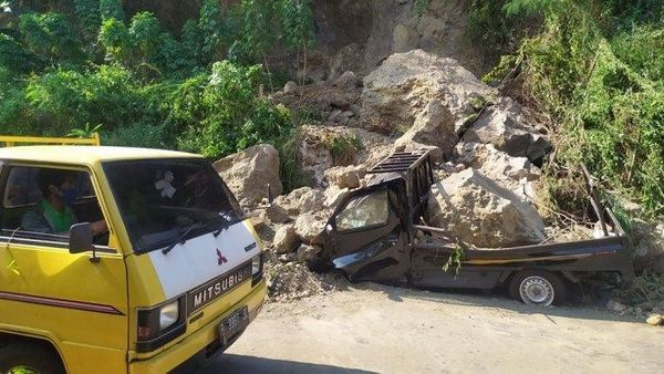 Berita Jateng: Terjadi Longsor di Kota Semarang, Satu Mobil Hancur Tertimpa Batuan