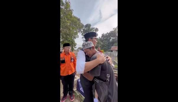 Momen Haru Orangtua Korban Gempa Cianjur Menangis di Pelukan Ridwan Kamil Saat Memakamkan Anaknya