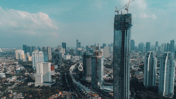 Cerita Media Singapura Tentang Para Pekerja di Jakarta yang Dipaksa Masuk Saat PPKM Level 4