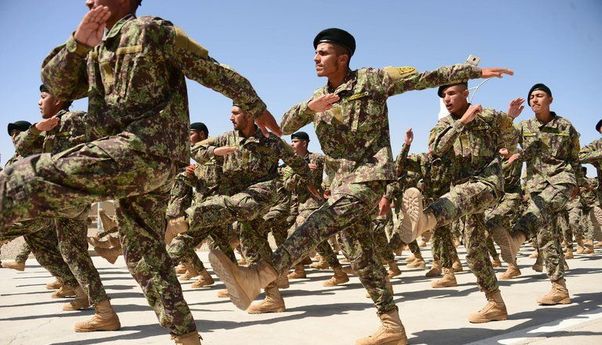 Terlihat Beberapa Tentara Afghanistan Membelot ke Taliban, Analis Intelejen Ungkap Alasannya