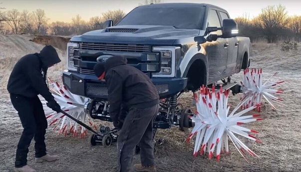 YouTubers Ini Pasang Mesin Pemanen di Roda Ford F-350