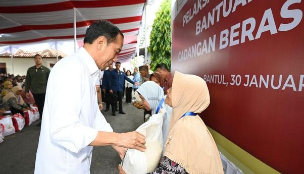 Jokowi ke Penerima Bansos Beras: Kalau Ketemu Pak Prabowo, Minta Dilanjutkan Bantuannya