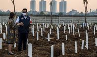 Hamparan Luas Makam karena COVID-19 Terlihat di TPU Rorotan, Anies: Itu Bukan Sekedar Angka Statistik