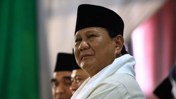 Viral! Prabowo Berikan Jam Tangan Hingga Baju yang Dipakainya ke Warga di Acara Cak Nun