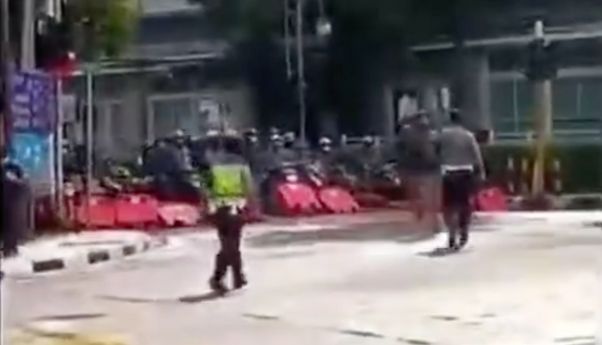 Viral Video Pemotor Terabas Penyekatan Jalan di Bandung, Warganet: Kalau Ditutup, Jalan Jadi Sepi?