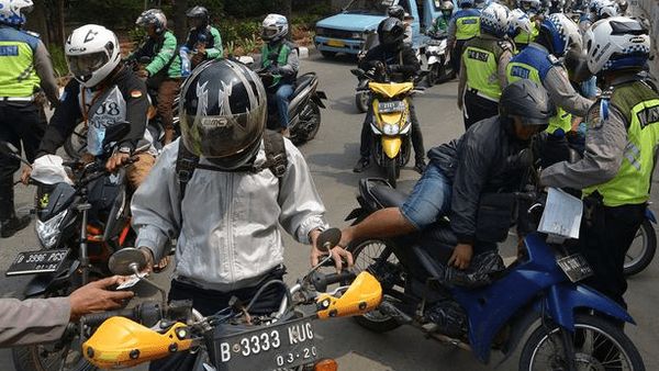 Laporan PSBB Bandung: Bukan Suami Istri Dilarang Boncengan