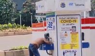 Viral Bapak Cuci Rambut di Wastafel, Wagub Riza: Selain Tuhan, Netizen Mengawasi Kita